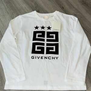 (NEVER WORN) too small
Kids Givenchy White Long Sleeve Logo Tee w/Black Graphic